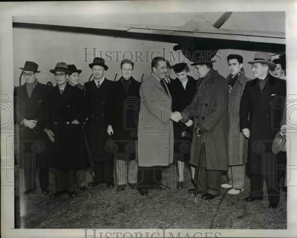 1946 Press Photo Grover Whalen shook hands with Mr. Gavrilovic with his son Ivan - Historic Images