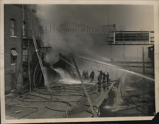 1937 Press Photo The fire at Swift & Company 4 story brick building in Chicago - Historic Images