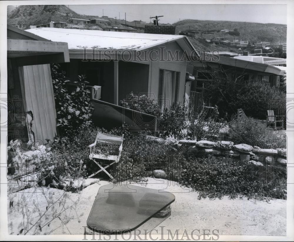 1958 Press Photo Abandoned beach house, Portuguese Bend City Calif. landslide - Historic Images