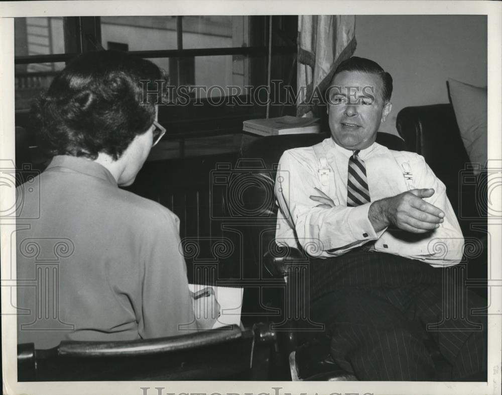 1952 Press Photo Sen. Henry Cabot Lodge rolls his sleeves as he works - Historic Images