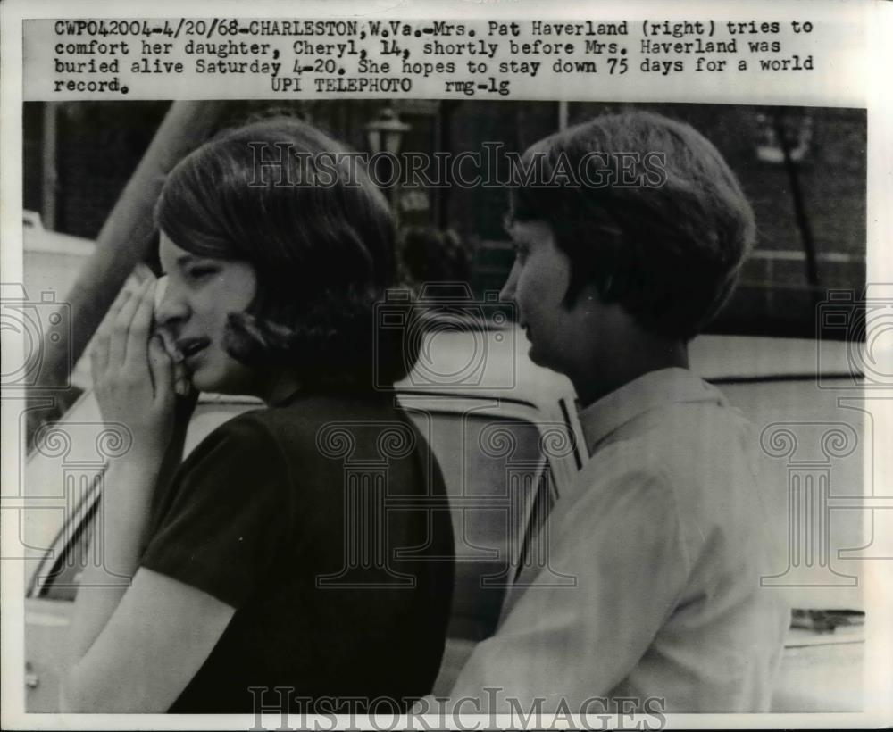 1968 Press Photo Mrs. Pat Haverland comforts daughter after being buried alive - Historic Images