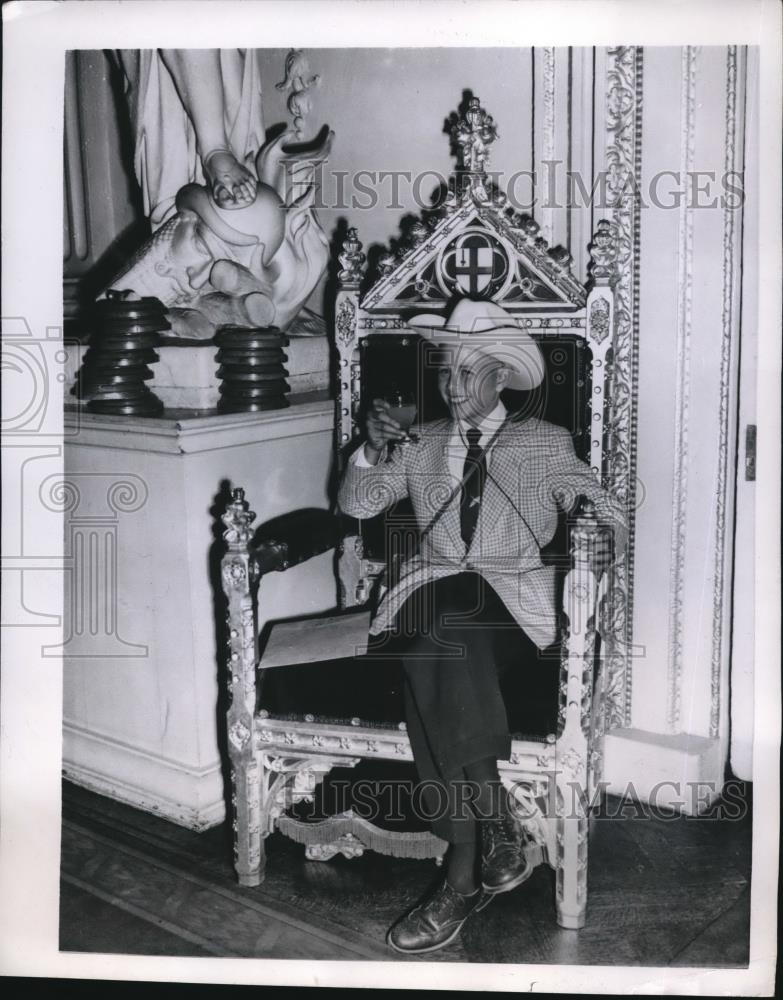 1954 Press Photo Donald Kinonen sits at the great chair of Lord Mayor of London - Historic Images