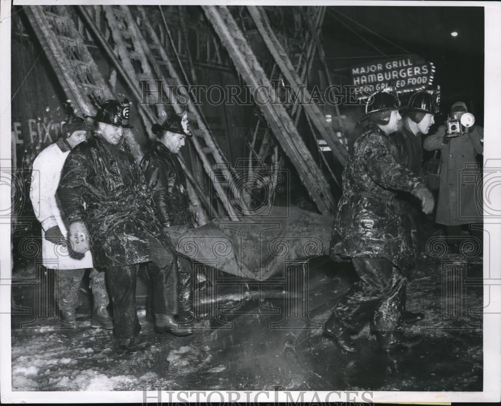 1955 Press Photo The firemen remove body of one of the 15 victims of the fire - Historic Images