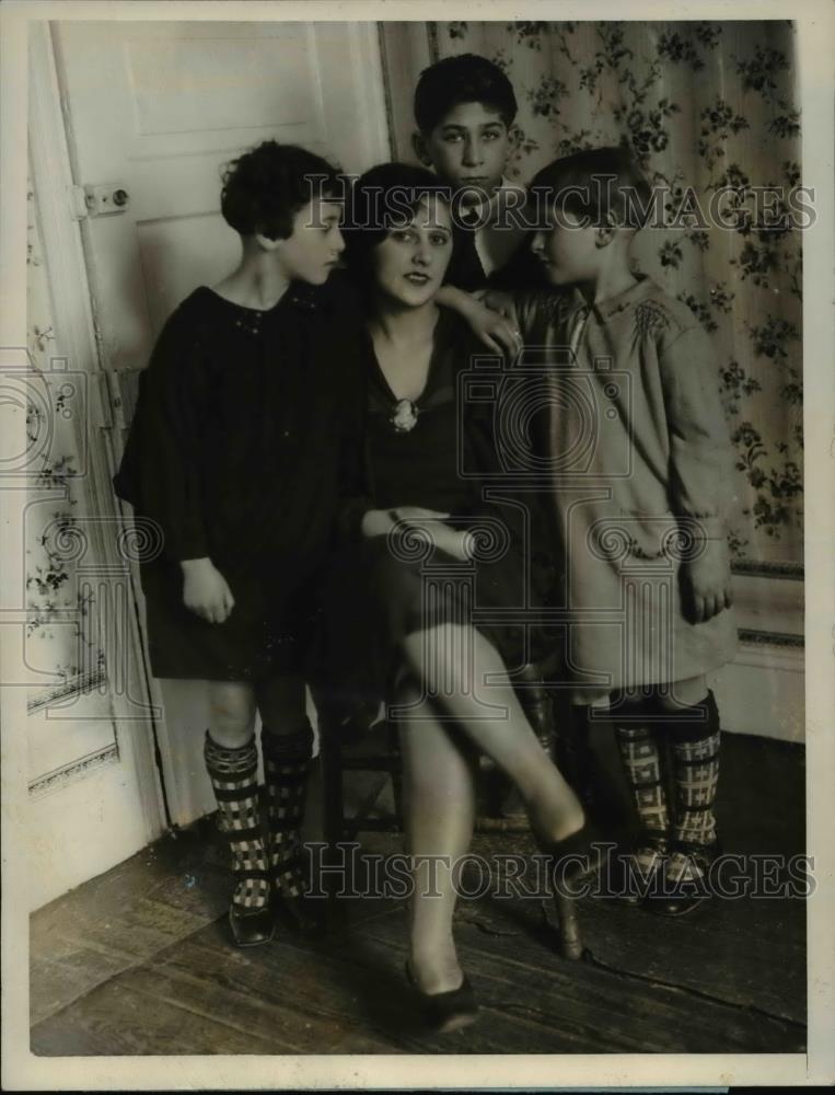 1927 Press Photo Katherine Sarah Karp Get Custody of Siblings After Moms Death - Historic Images