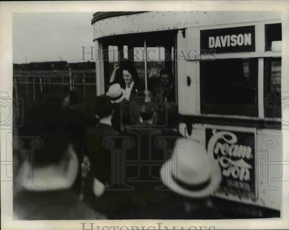 1937 Press Photo Ford Factory Area United Auto Workers of America Women Leave - Historic Images