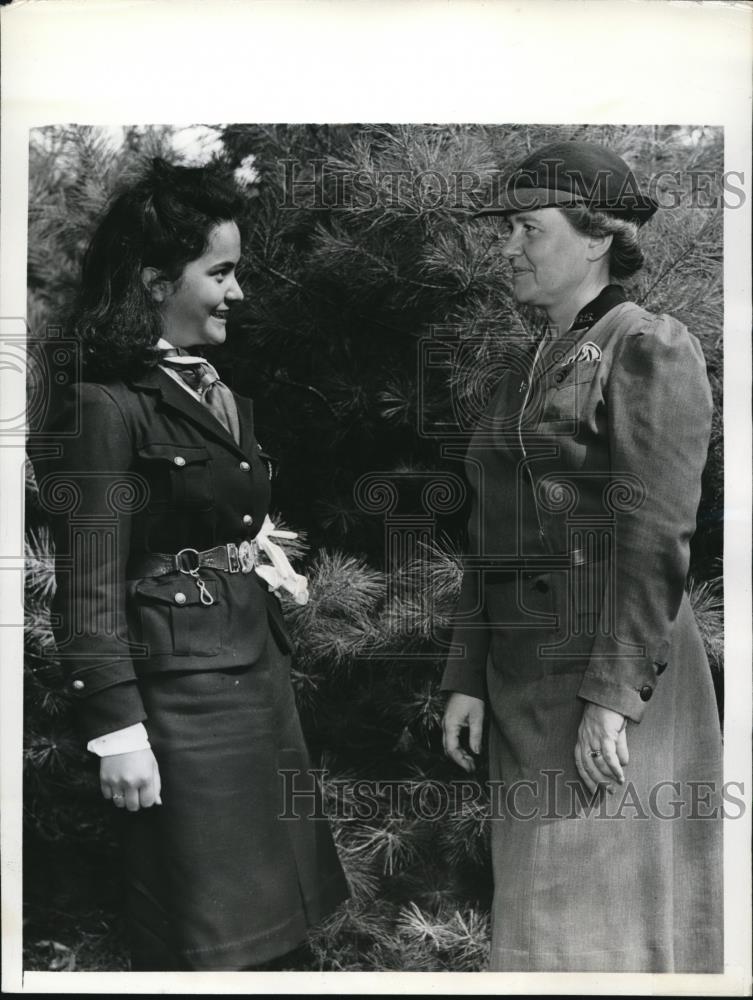 1941 Press Photo Irma Acuna greeted by Mrs. Garry Hough Jr. in Camp Bonnie Brae - Historic Images
