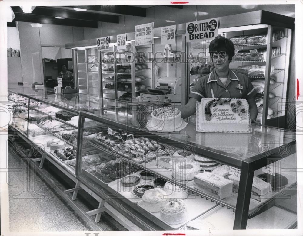 1956 Press Photo Marian Stomph,Bakery Department Manager,Turneytown Show Center - Historic Images