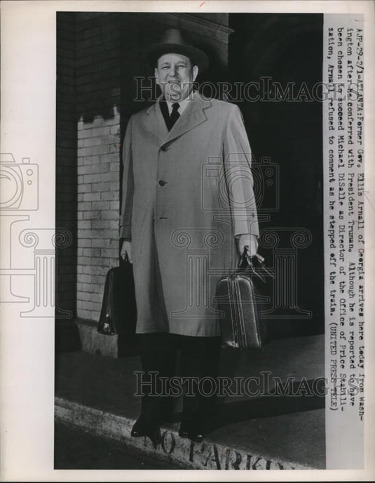 1952 Press Photo Ellis Arnall of Georgia arrives in Atlanta Georgia - Historic Images