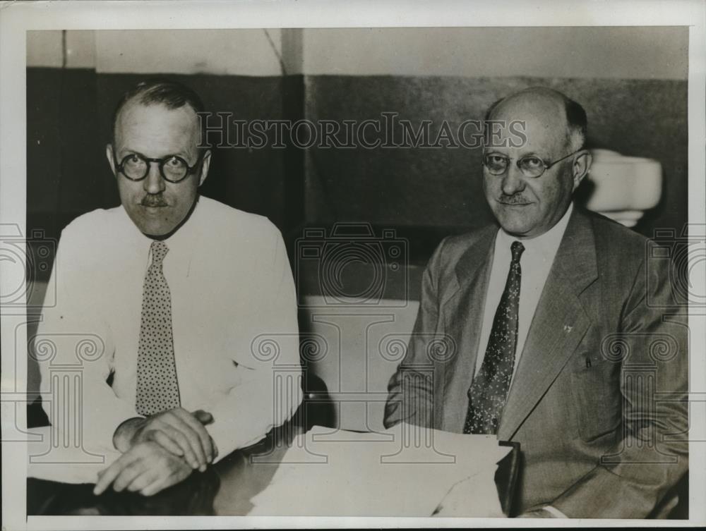 1934 Press Photo Judge John J. Sonsteby shown with Howard R. Knight at headquart - Historic Images