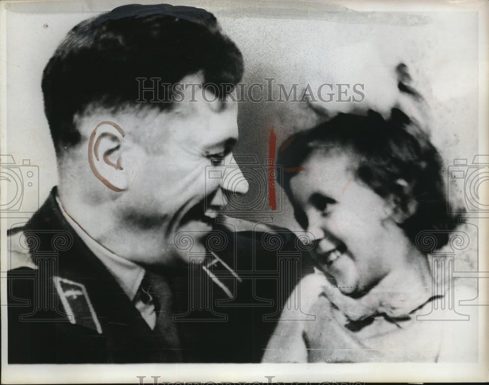 1962 Press Photo but why can&#39;t I go with you, daddy? - Historic Images