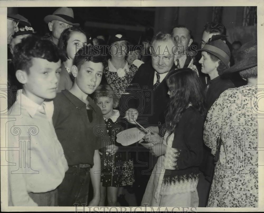 1938 Press Photo Mayor Fletcher Bowron with his supporters - Historic Images