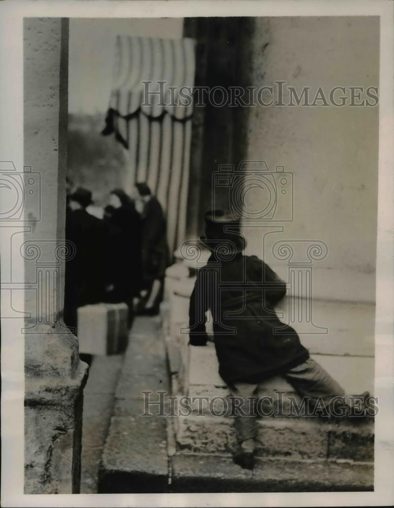 1940 Press Photo A youngster in a shabby coat and trousers watching a wedding - Historic Images