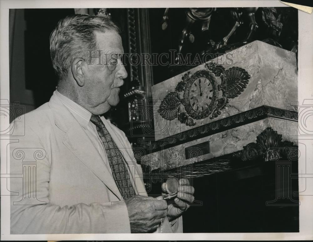 1979 Press Photo Senator Cotton Ed Smith checks the time for adjournment - Historic Images