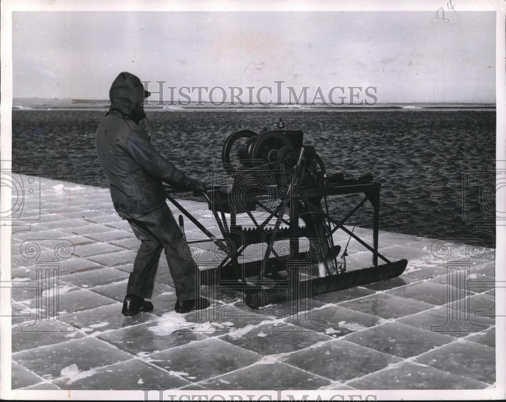 1951 Press Photo Gas-Powered Ice Saw, Wyoming Operation Ice Cuba - Historic Images