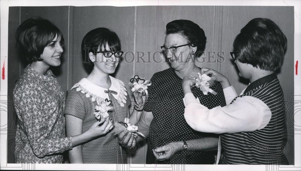 Press Photo Mrs. Evelyn Baer of Henicky High School with 3 students - Historic Images