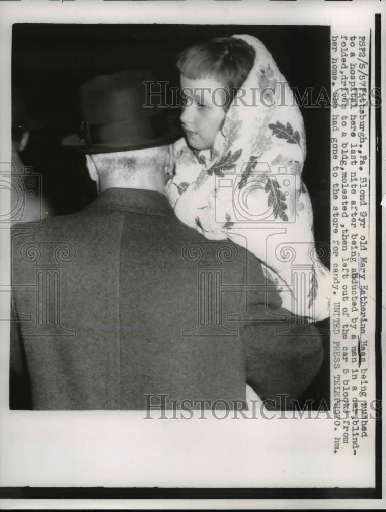 1957 Press Photo Mary Katherine Haas Being Rushed to the Hospital - Historic Images