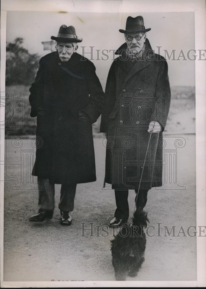 1936 Press Photo British Prime Minister Ramsay MacDonald, Pet Dog &amp; Neighbor - Historic Images