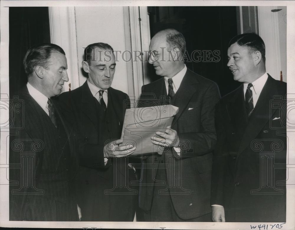 1939 Press Photo Henry Morgenthau, Treasury balance sheet, Wash. DC - Historic Images