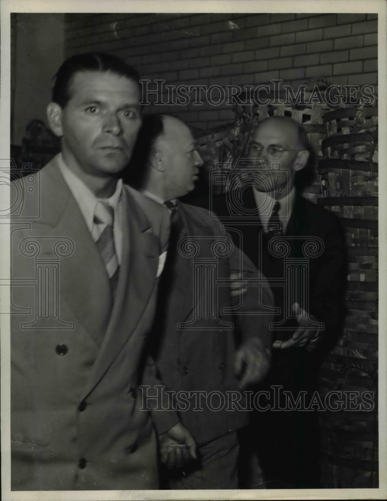 1942 Press Photo Max Stephan in Custody of US Marshalls Harboring Criminal - Historic Images