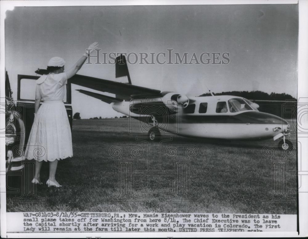 1955 Press Photo First Lady Mamie Eisenhower Waves as Plane Takes Off - Historic Images