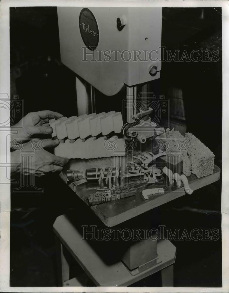 1949 Press Photo Tyler Power Band saw demonstrated in LA Calif - Historic Images