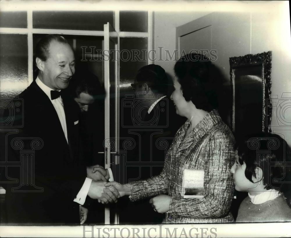 1970 Press Photo Mr. Alexander Dubeck at Cocktail Party of Syrian Ambassador - Historic Images