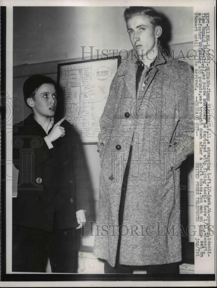 1957 Press Photo Jimmy Haggins identifies Ronald Stuart - Historic Images