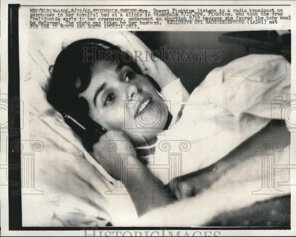 1962 Press Photo Sherri Finkbine Listens To Radio Broadcast From Bed In Clinic - Historic Images