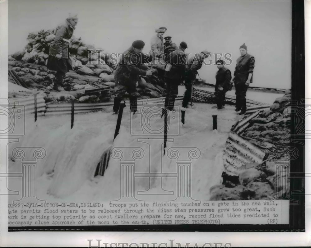 1953 Press Photo Men were finishing the wall of the dikes - Historic Images