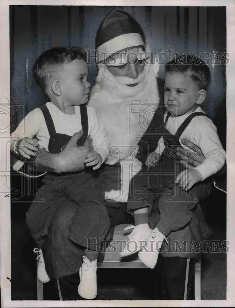 1959 Press Photo Twins Johnny &amp; Jimmy Harabedian &amp; Santa - Historic Images