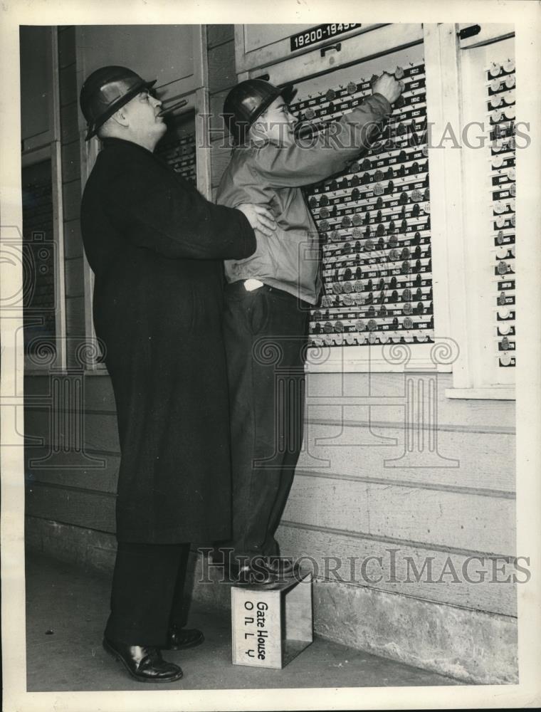 1943 Press Photo Timekeepers at Seattle-Tacoma Shipyard Howard Chapman &amp; Gordon - Historic Images