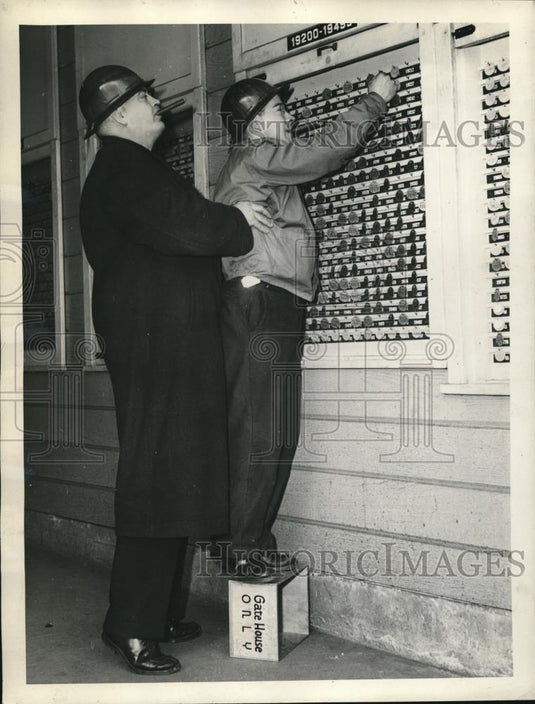 1943 Press Photo Timekeepers at Seattle-Tacoma Shipyard Howard Chapman & Gordon - Historic Images