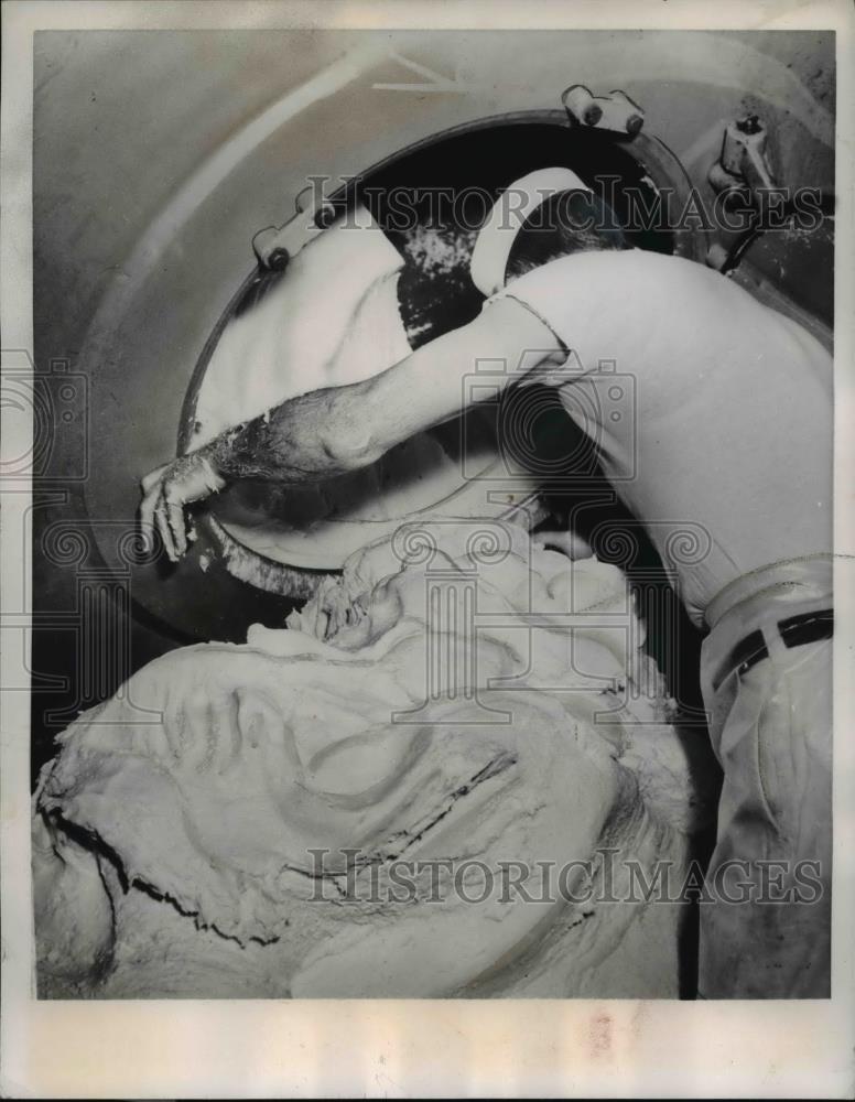 1957 Press Photo Giant butter cast aluminum churn in Producers Creamery Company - Historic Images