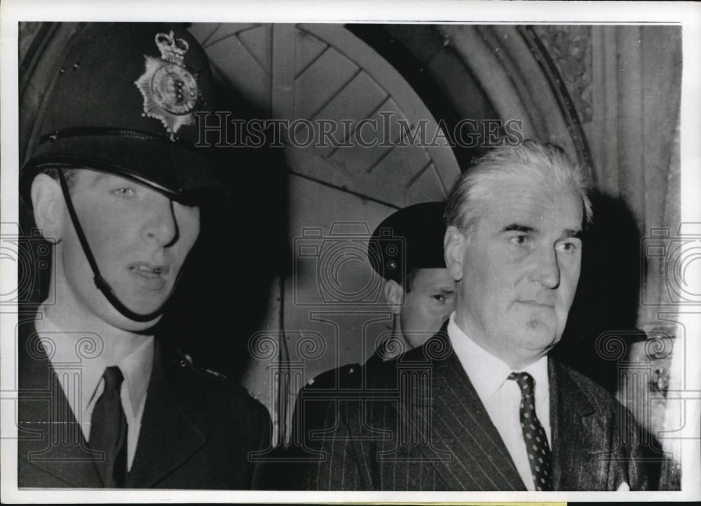 1966 Press Photo Major Oliver Smedley escorted by police officers - Historic Images