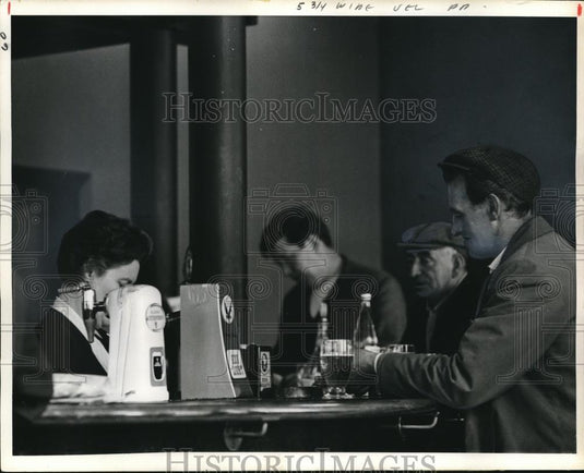 1971 Press Photo Clydebank Scotland working men in a pub at shipyards - Historic Images