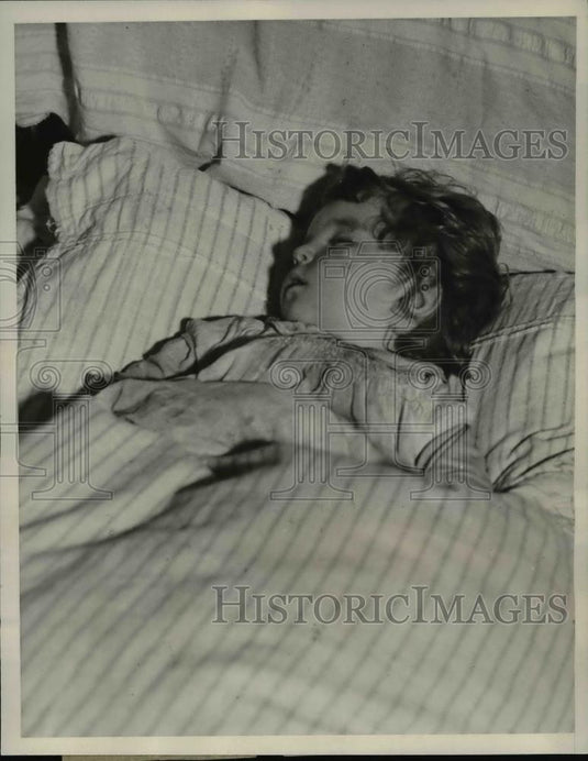 1933 Press Photo Vlasko baby is quietly sleeping in her bed - Historic Images