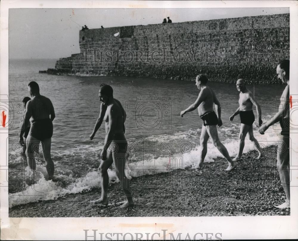 1953 Press Photo Brighton England men go for a swim in mid winter - Historic Images