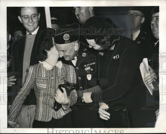 1940 Press Photo Boston Mass American Legion Milo Warner, wife & daughter Carol - Historic Images