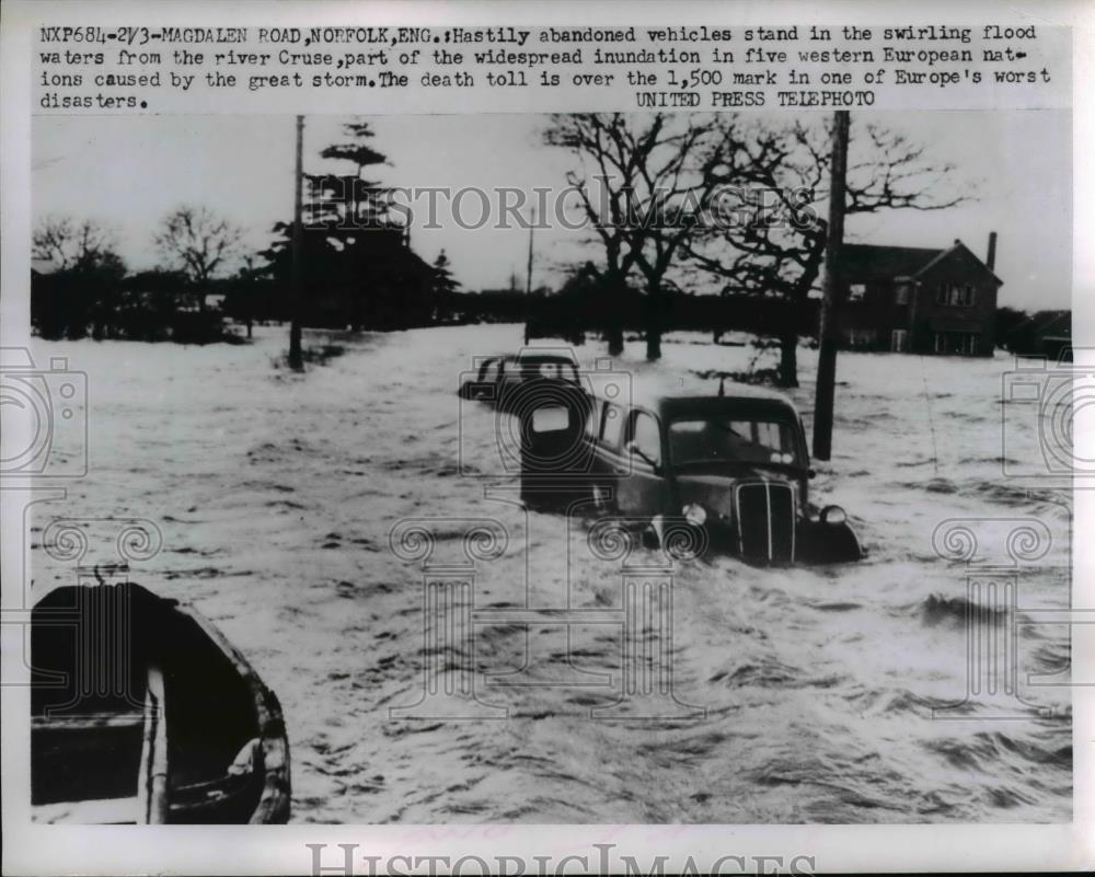 1953 Press Photo Abandoned vehicles in a swirling flood waters from River Cruse - Historic Images