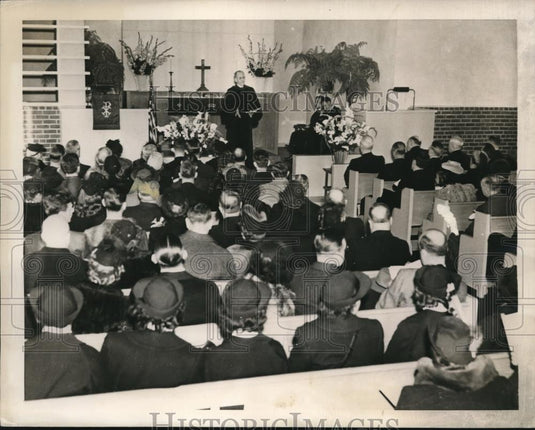 1944 Press Photo Chaplain RD Workman at Naval Air Station at Willow Grove PA - Historic Images