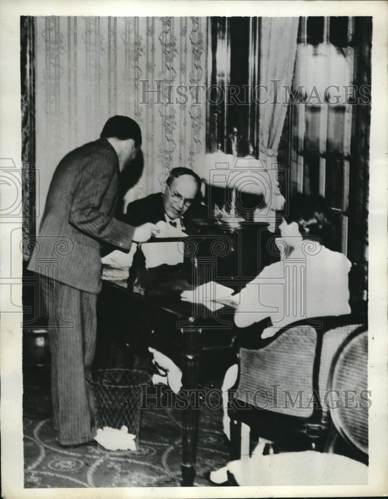 1936 Press Photo Soviet Alex Minkin &amp; staff expelled from Uruguay - Historic Images