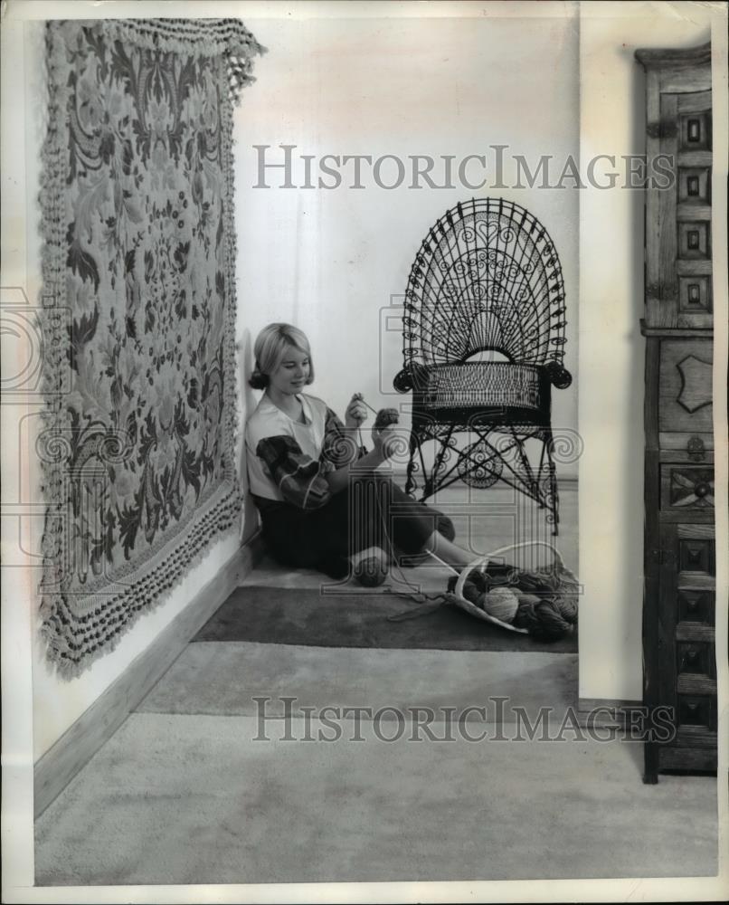 1962 Press Photo Hallway Between Living Room &amp; Bedroom Spanish Rug n Wall - Historic Images