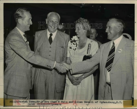 Press Photo Mr & Mrs Chas W Weis and Allan Newell shake hands New York - Historic Images