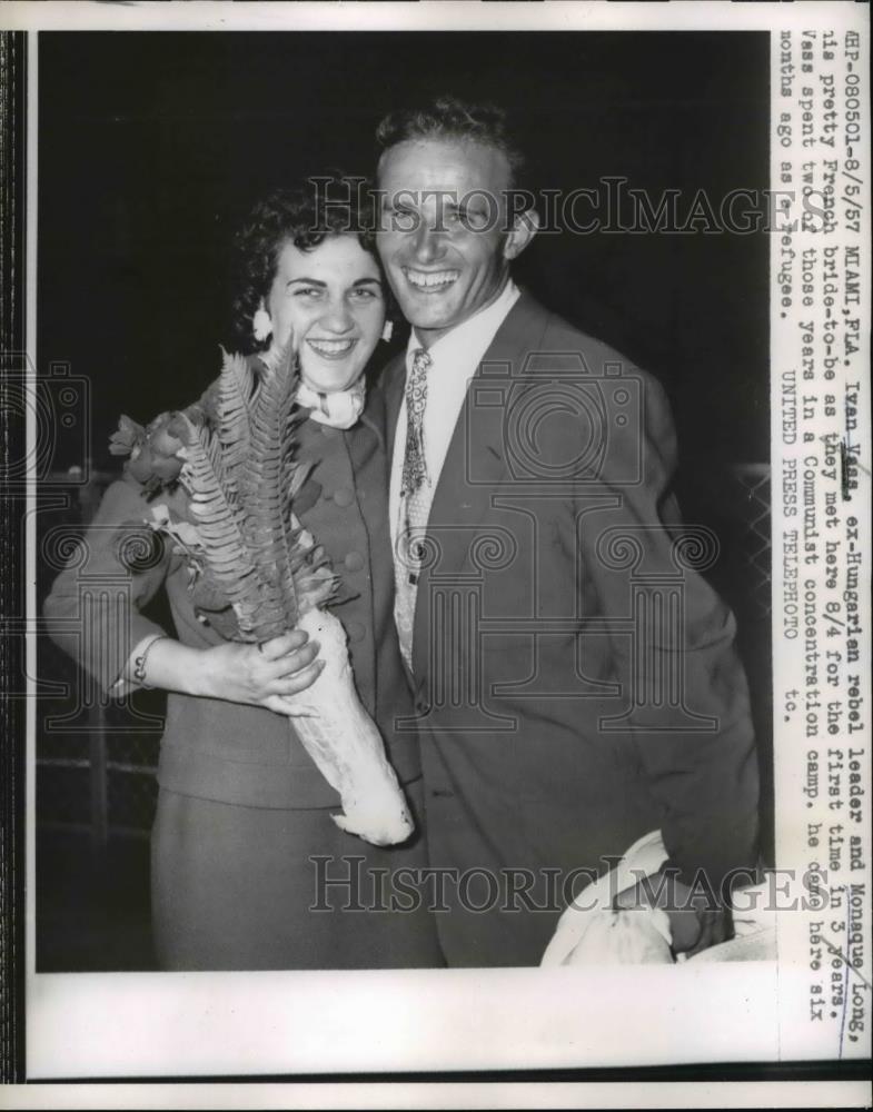1957 Press Photo Ivan Vass and Monaque Long Bride to Be Meet in Miami, Florida - Historic Images