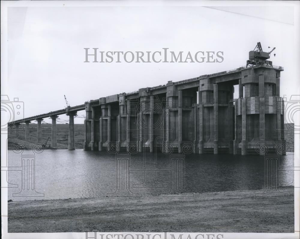 1932 Press Photo Oahe Dam &amp; Resevoir intake structures - Historic Images