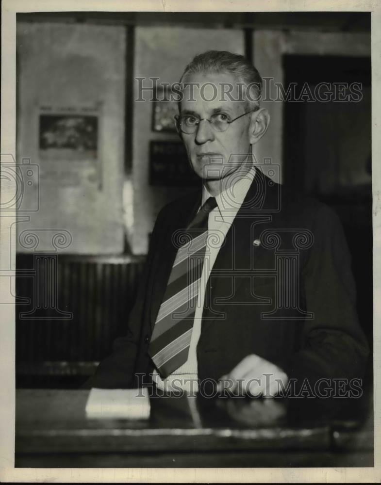 1912 Press Photo Roy Shank at his desk - Historic Images