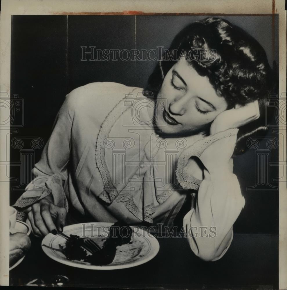 1948 Press Photo Mrs. Ruth Berbes with the steak dinner after her fasting - Historic Images