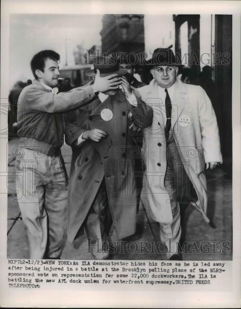 1953 Press Photo A demonstrator after being injured in a battle at Brooklyn - Historic Images