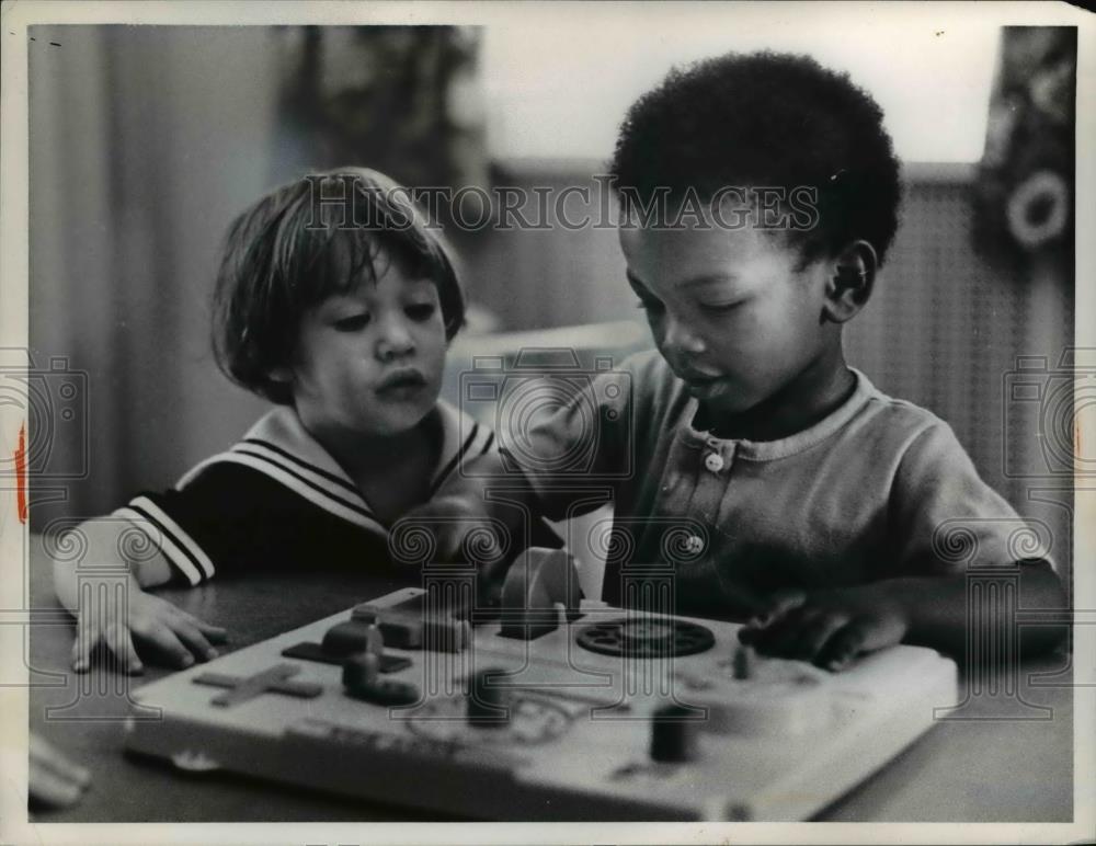 1973 Press Photo Efreim Levit and Michael Scott - Historic Images