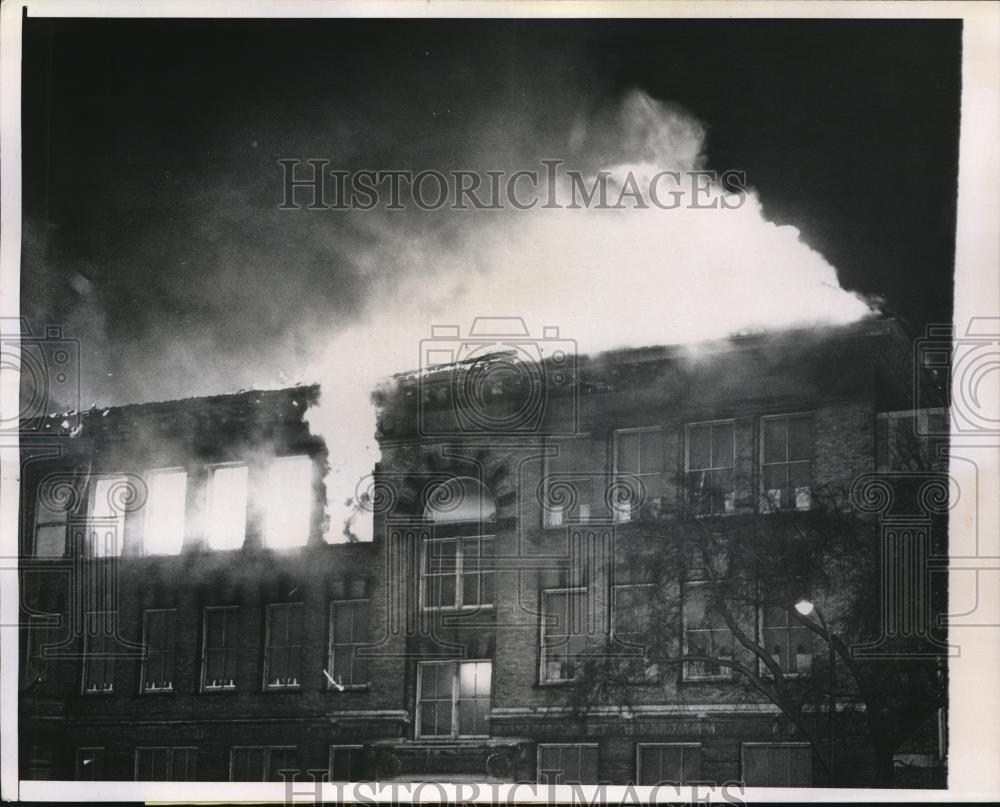 1959 Press Photo Chicago 3 Story Ferrin Grammar School On Fire - Historic Images